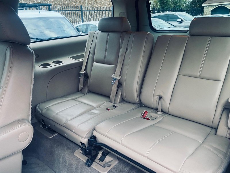Chevrolet Suburban Vehicle Full-screen Gallery Image 16