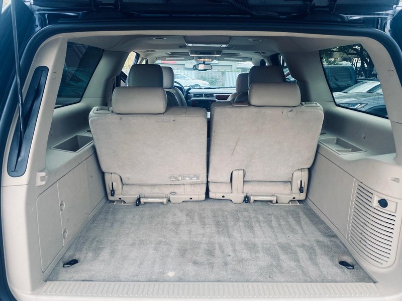 Chevrolet Suburban Vehicle Full-screen Gallery Image 17