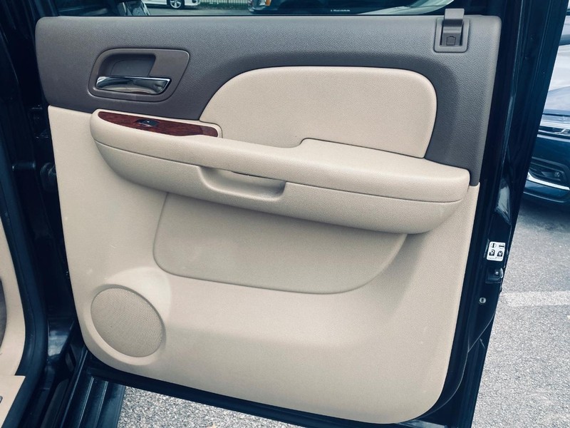 Chevrolet Suburban Vehicle Full-screen Gallery Image 18