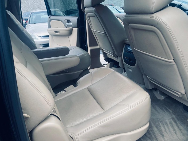 Chevrolet Suburban Vehicle Full-screen Gallery Image 19