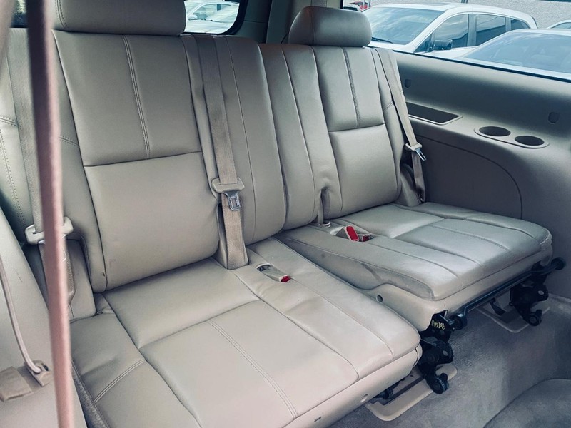 Chevrolet Suburban Vehicle Full-screen Gallery Image 21