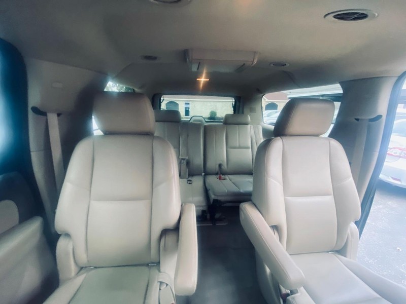 Chevrolet Suburban Vehicle Full-screen Gallery Image 24