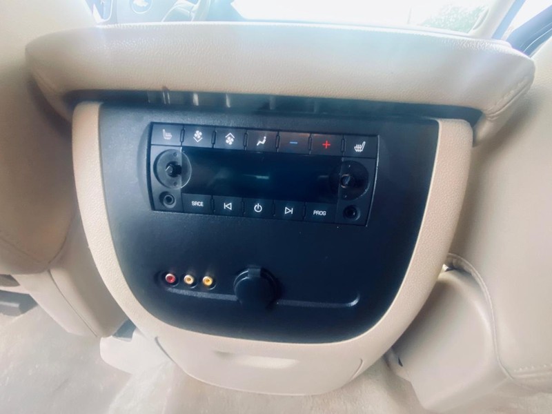 Chevrolet Suburban Vehicle Full-screen Gallery Image 26