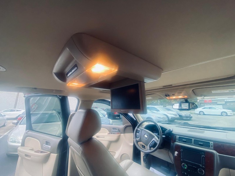 Chevrolet Suburban Vehicle Full-screen Gallery Image 27