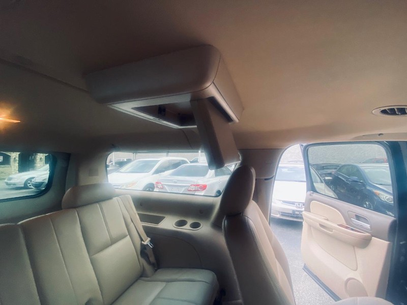 Chevrolet Suburban Vehicle Full-screen Gallery Image 28