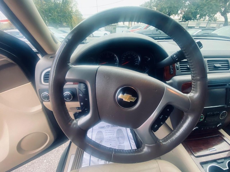 Chevrolet Suburban Vehicle Full-screen Gallery Image 29