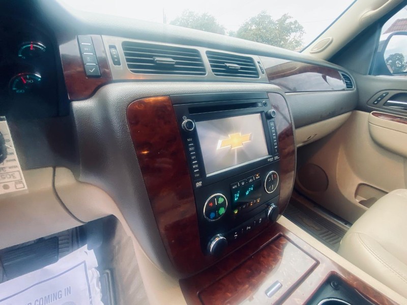 Chevrolet Suburban Vehicle Full-screen Gallery Image 31