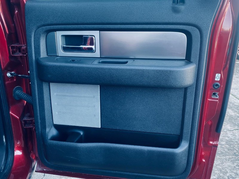 Ford F-150 Vehicle Full-screen Gallery Image 17