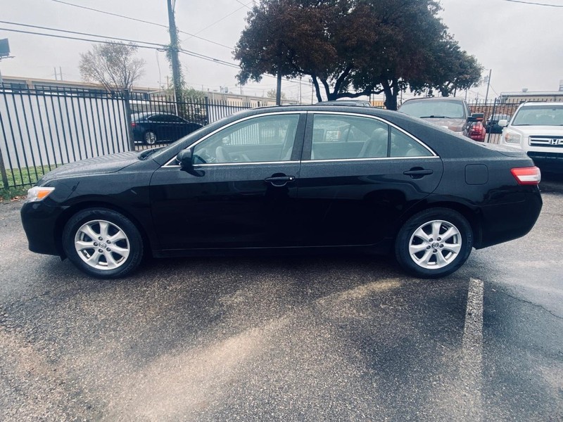 Toyota Camry Vehicle Full-screen Gallery Image 02