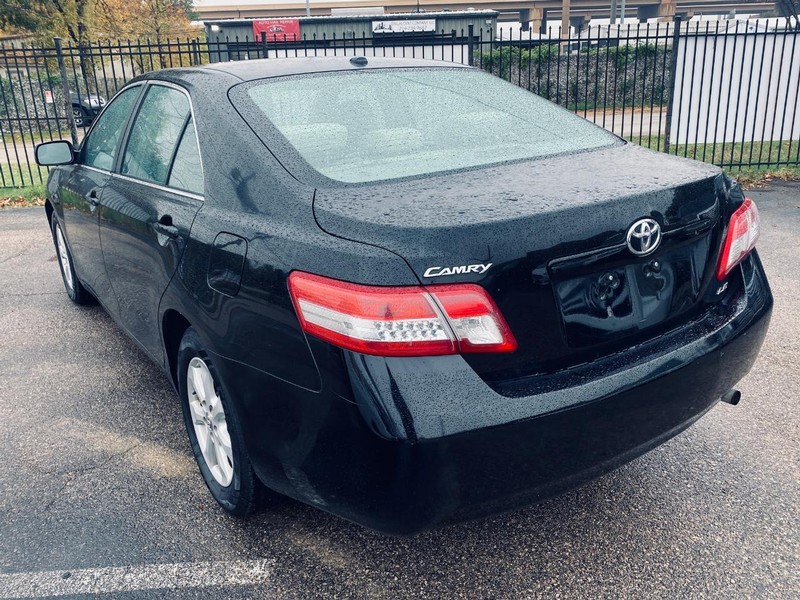 Toyota Camry Vehicle Full-screen Gallery Image 03