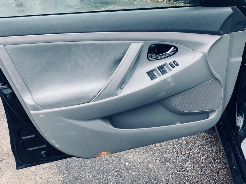 Toyota Camry Vehicle Full-screen Gallery Image 11