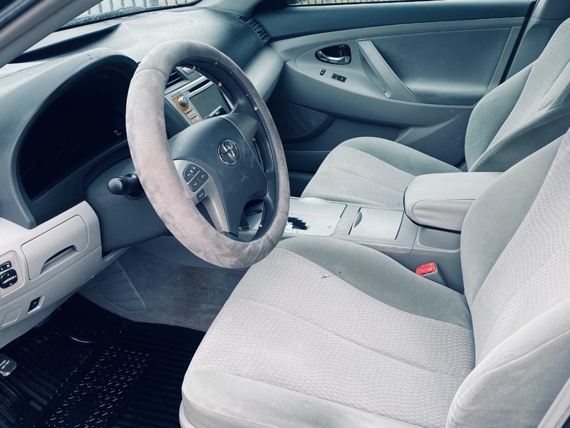 Toyota Camry Vehicle Full-screen Gallery Image 12