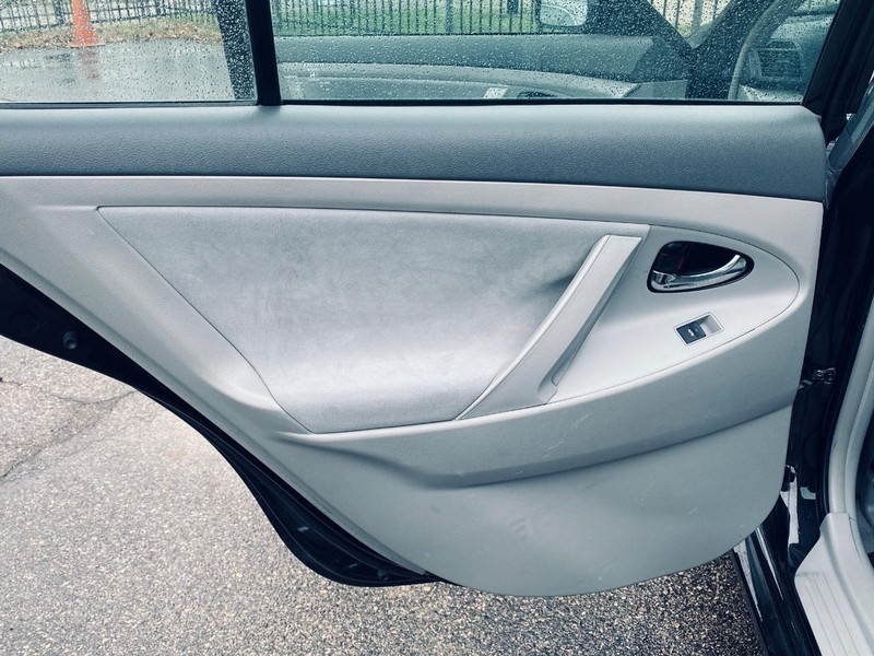 Toyota Camry Vehicle Full-screen Gallery Image 13