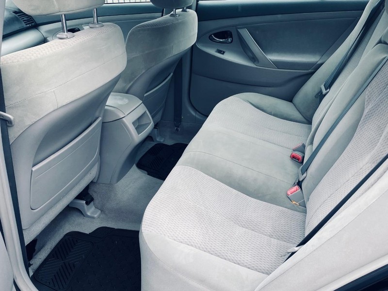 Toyota Camry Vehicle Full-screen Gallery Image 14