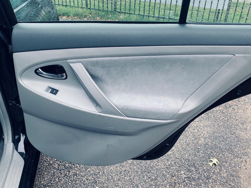 Toyota Camry Vehicle Full-screen Gallery Image 16