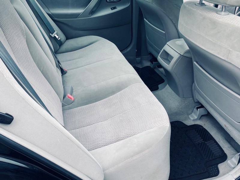 Toyota Camry Vehicle Full-screen Gallery Image 17