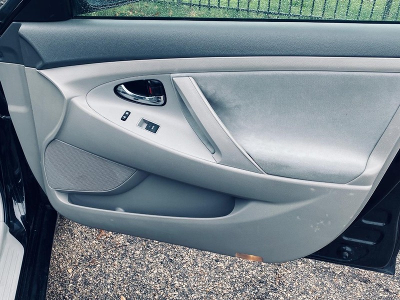 Toyota Camry Vehicle Full-screen Gallery Image 18