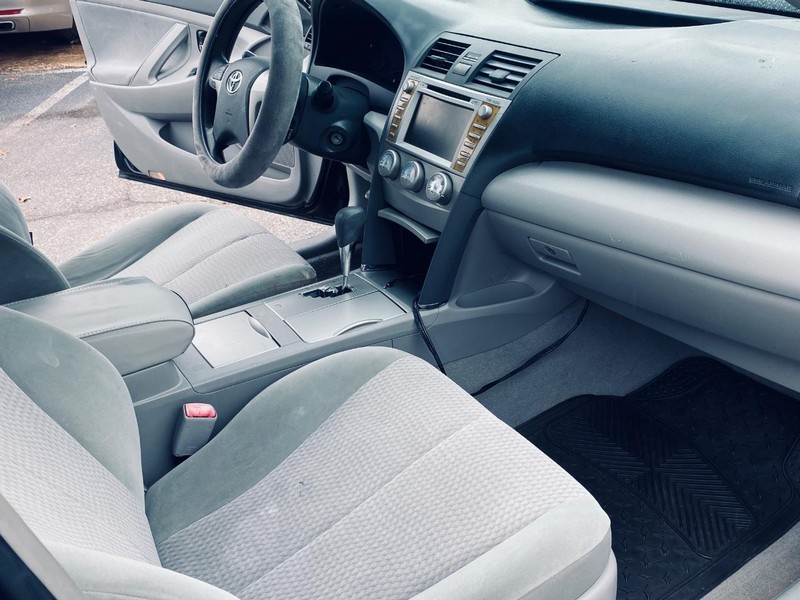Toyota Camry Vehicle Full-screen Gallery Image 19