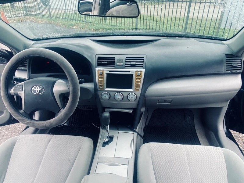 Toyota Camry Vehicle Full-screen Gallery Image 21