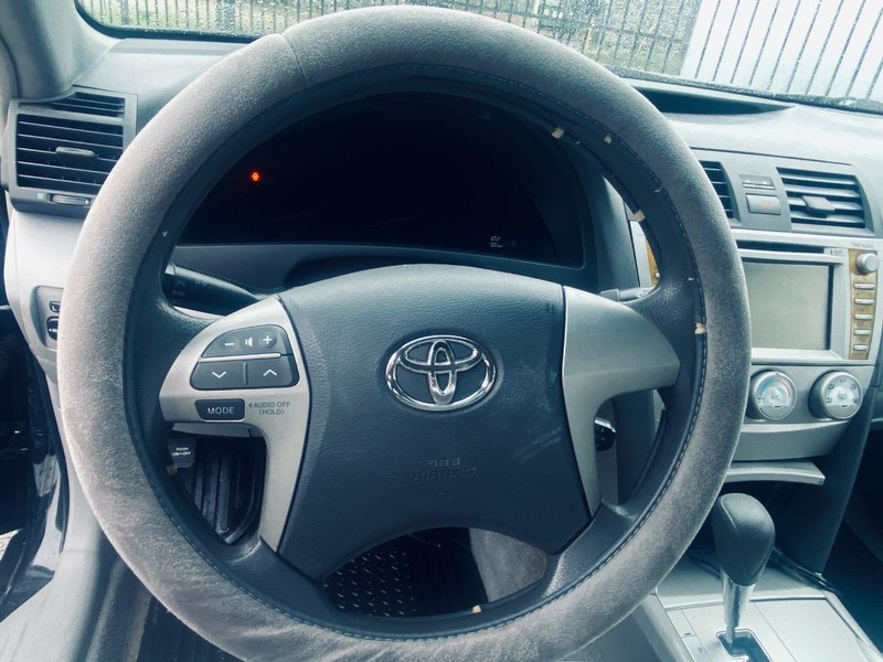 Toyota Camry Vehicle Full-screen Gallery Image 22
