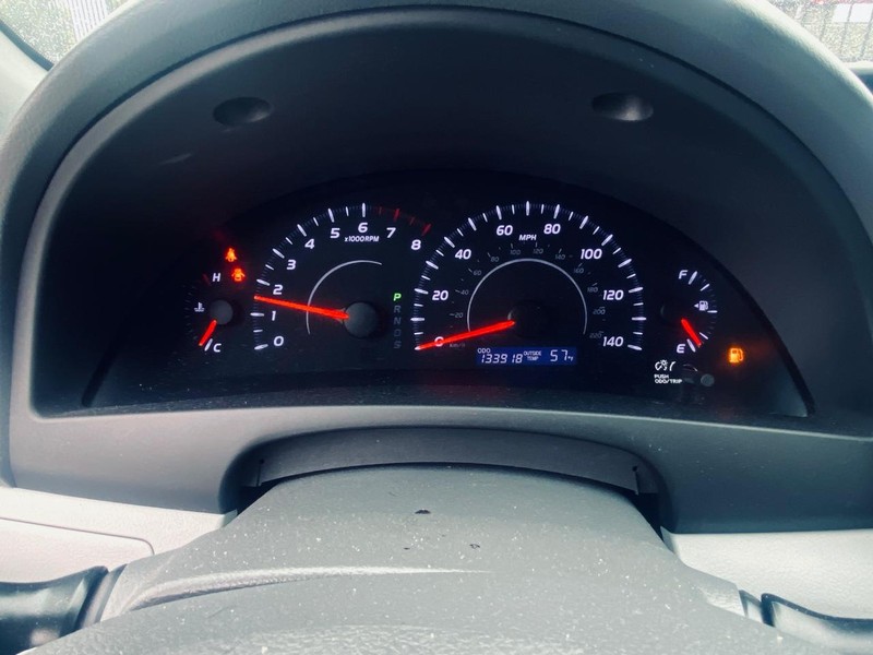 Toyota Camry Vehicle Full-screen Gallery Image 23