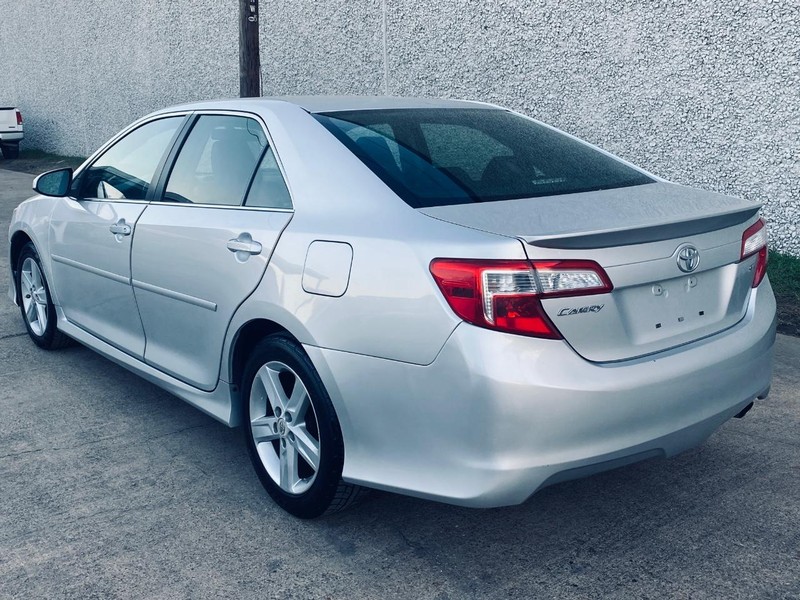 Toyota Camry Vehicle Full-screen Gallery Image 03