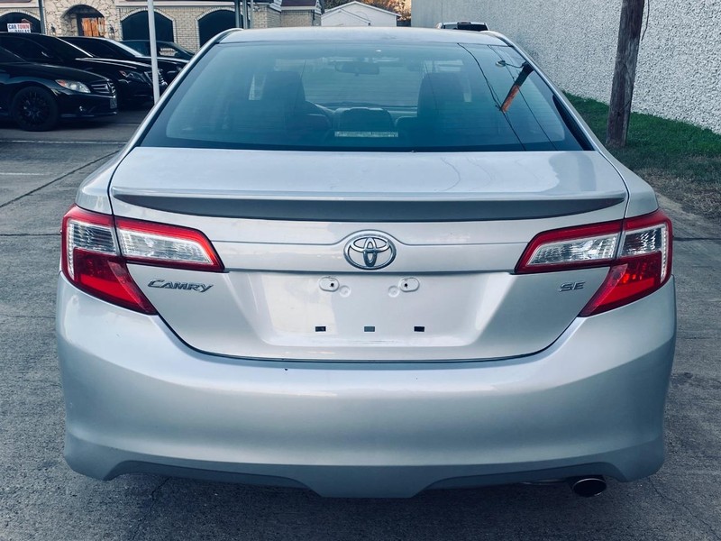 Toyota Camry Vehicle Full-screen Gallery Image 04