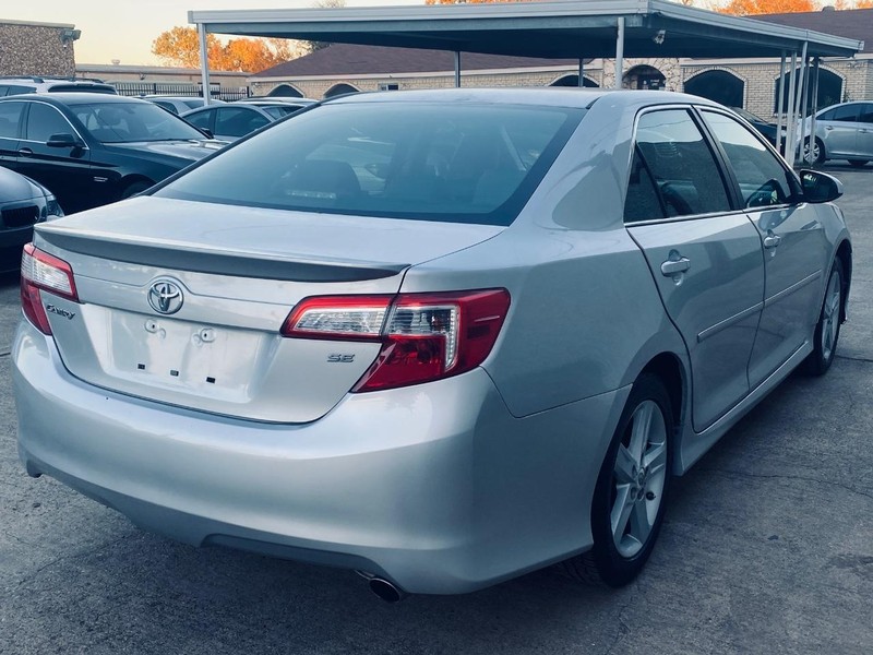 Toyota Camry Vehicle Full-screen Gallery Image 06