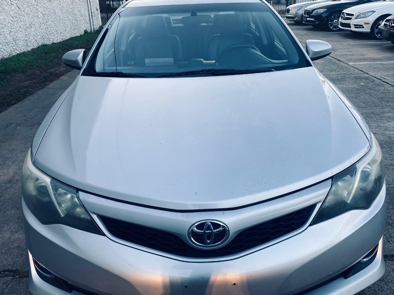 Toyota Camry Vehicle Full-screen Gallery Image 09