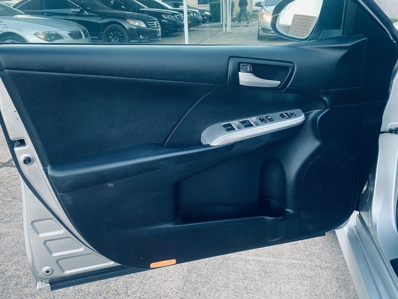 Toyota Camry Vehicle Full-screen Gallery Image 11