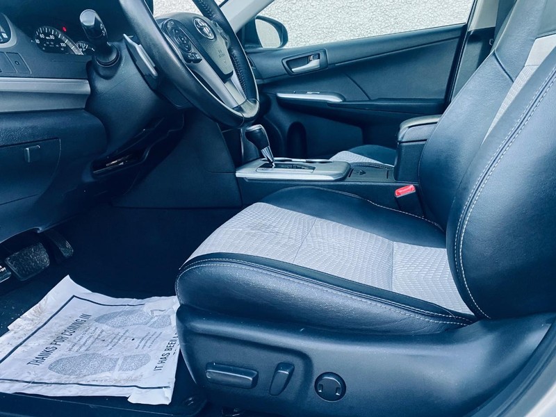 Toyota Camry Vehicle Full-screen Gallery Image 12