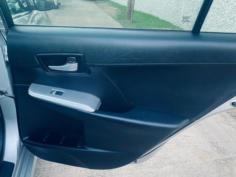 Toyota Camry Vehicle Full-screen Gallery Image 13