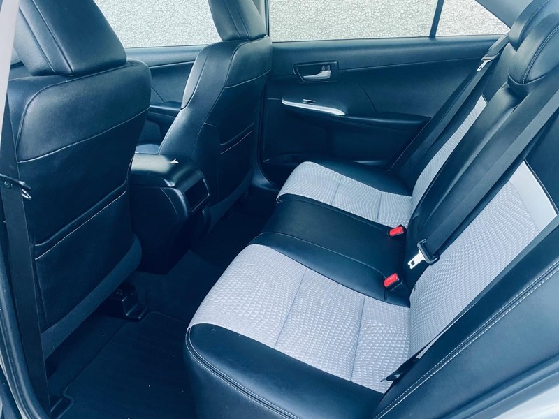 Toyota Camry Vehicle Full-screen Gallery Image 14