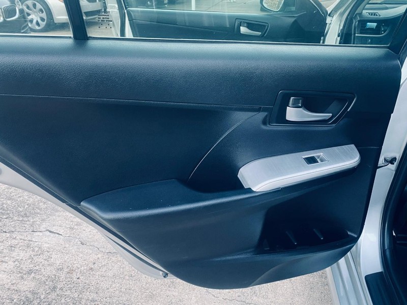 Toyota Camry Vehicle Full-screen Gallery Image 16