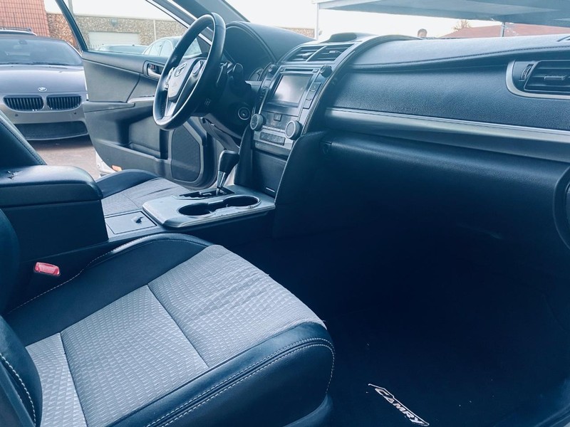 Toyota Camry Vehicle Full-screen Gallery Image 17