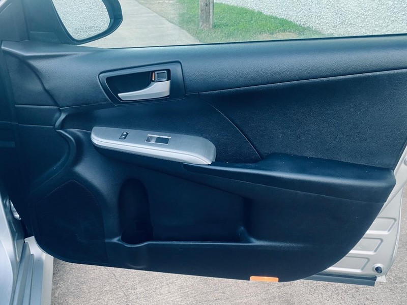 Toyota Camry Vehicle Full-screen Gallery Image 18