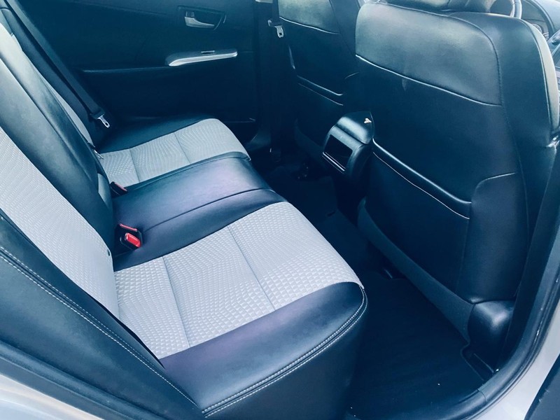 Toyota Camry Vehicle Full-screen Gallery Image 19