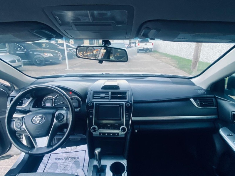 Toyota Camry Vehicle Full-screen Gallery Image 22