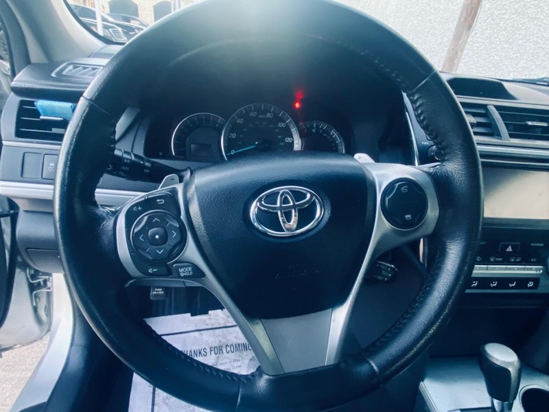 Toyota Camry Vehicle Full-screen Gallery Image 23