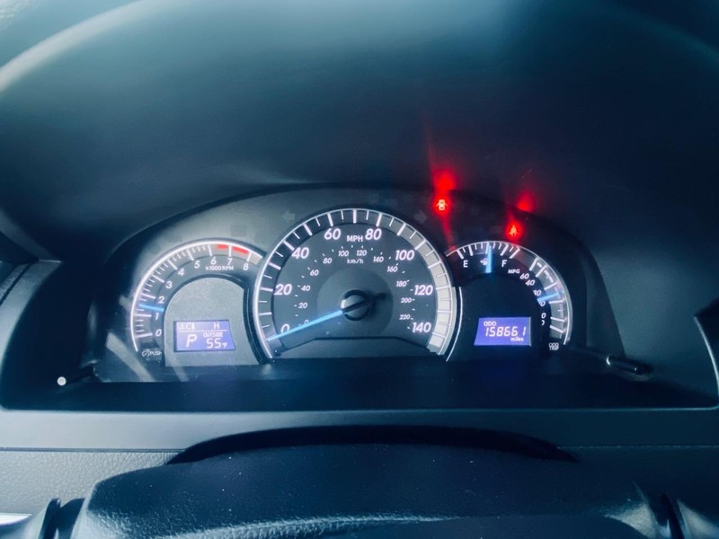 Toyota Camry Vehicle Full-screen Gallery Image 26