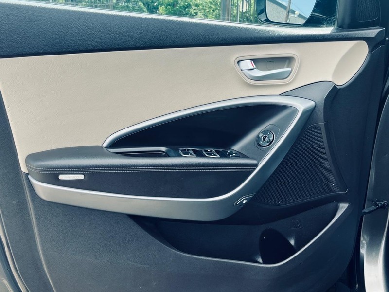 Hyundai Santa Fe Sport Vehicle Full-screen Gallery Image 11