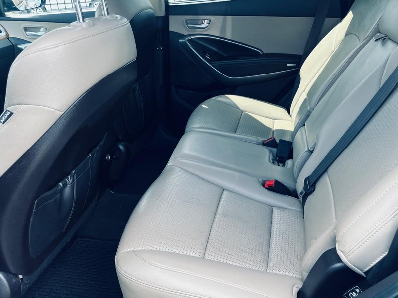 Hyundai Santa Fe Sport Vehicle Full-screen Gallery Image 14
