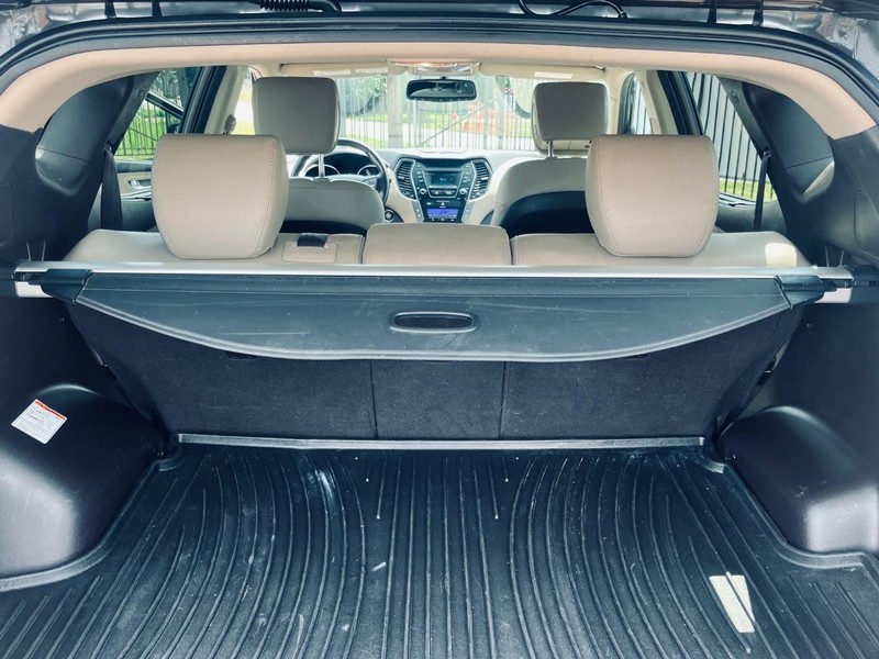 Hyundai Santa Fe Sport Vehicle Full-screen Gallery Image 16