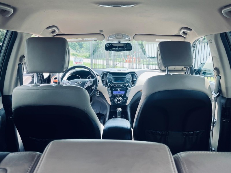 Hyundai Santa Fe Sport Vehicle Full-screen Gallery Image 17