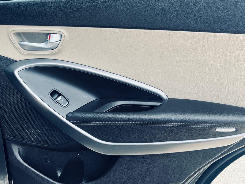 Hyundai Santa Fe Sport Vehicle Full-screen Gallery Image 18