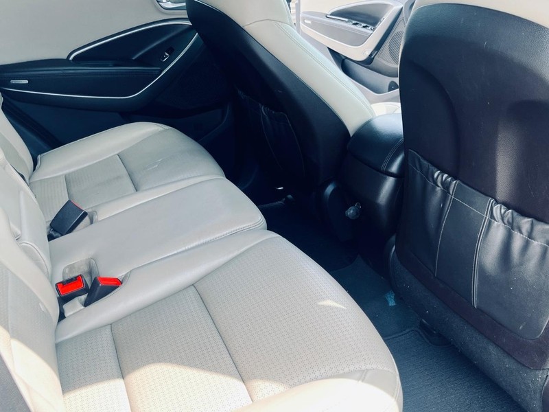 Hyundai Santa Fe Sport Vehicle Full-screen Gallery Image 19