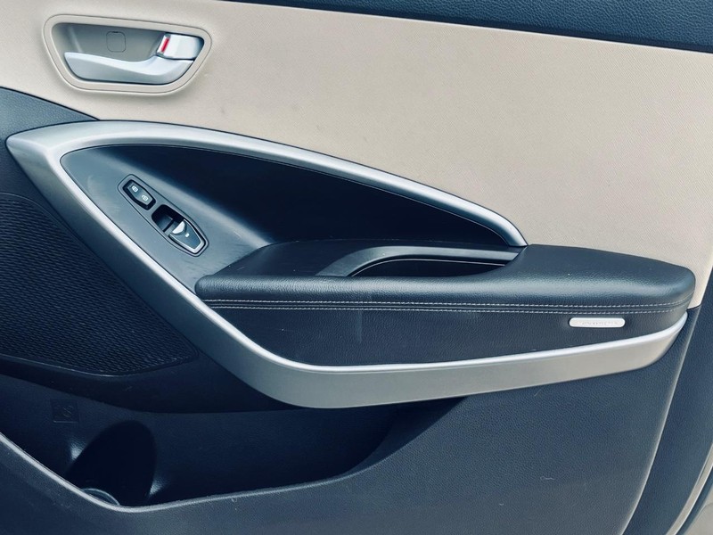 Hyundai Santa Fe Sport Vehicle Full-screen Gallery Image 21
