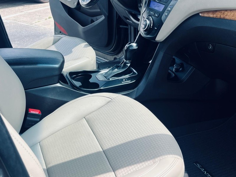 Hyundai Santa Fe Sport Vehicle Full-screen Gallery Image 22