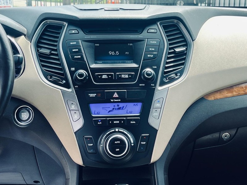 Hyundai Santa Fe Sport Vehicle Full-screen Gallery Image 24