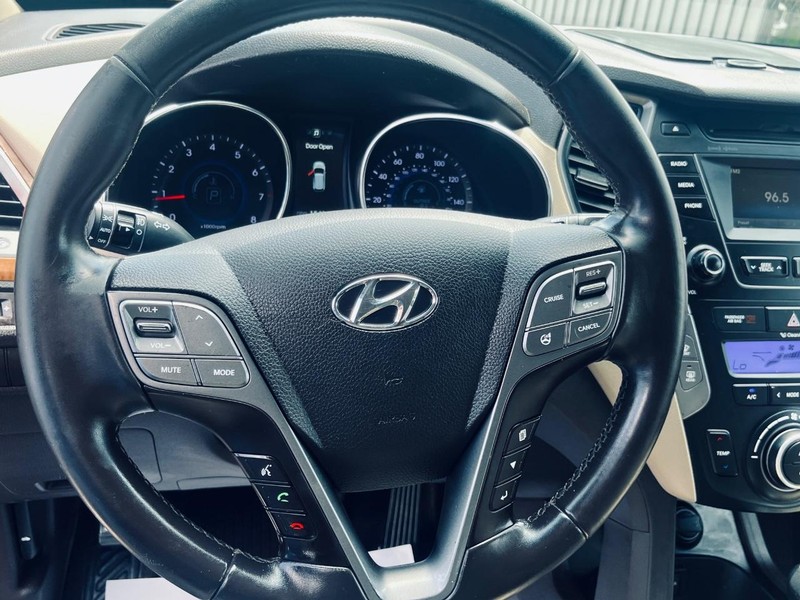 Hyundai Santa Fe Sport Vehicle Full-screen Gallery Image 25